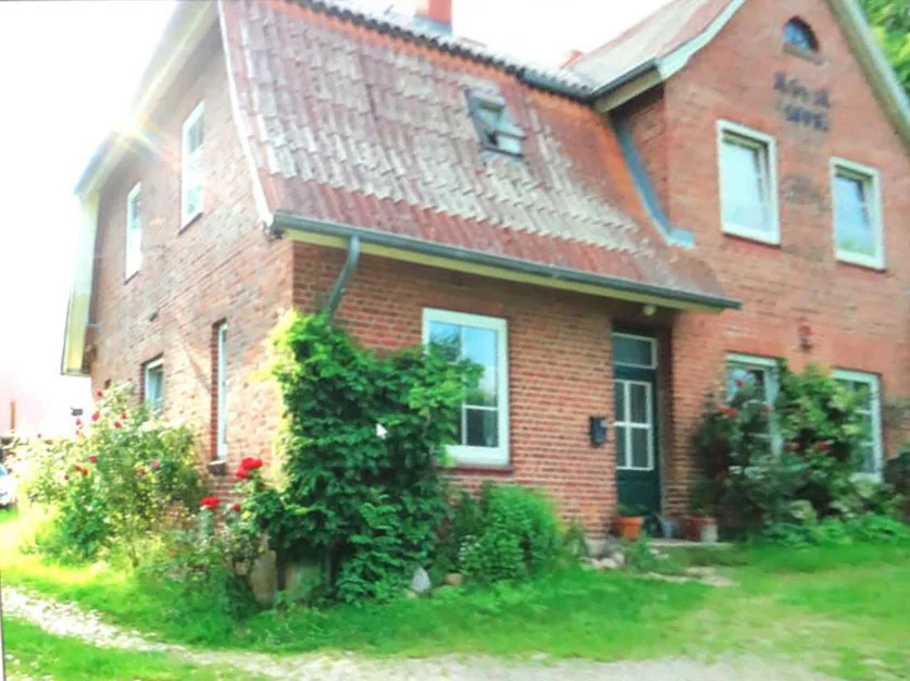 Foto eines Hauses auf dem Gut Wittenberg von außen im Sommer.