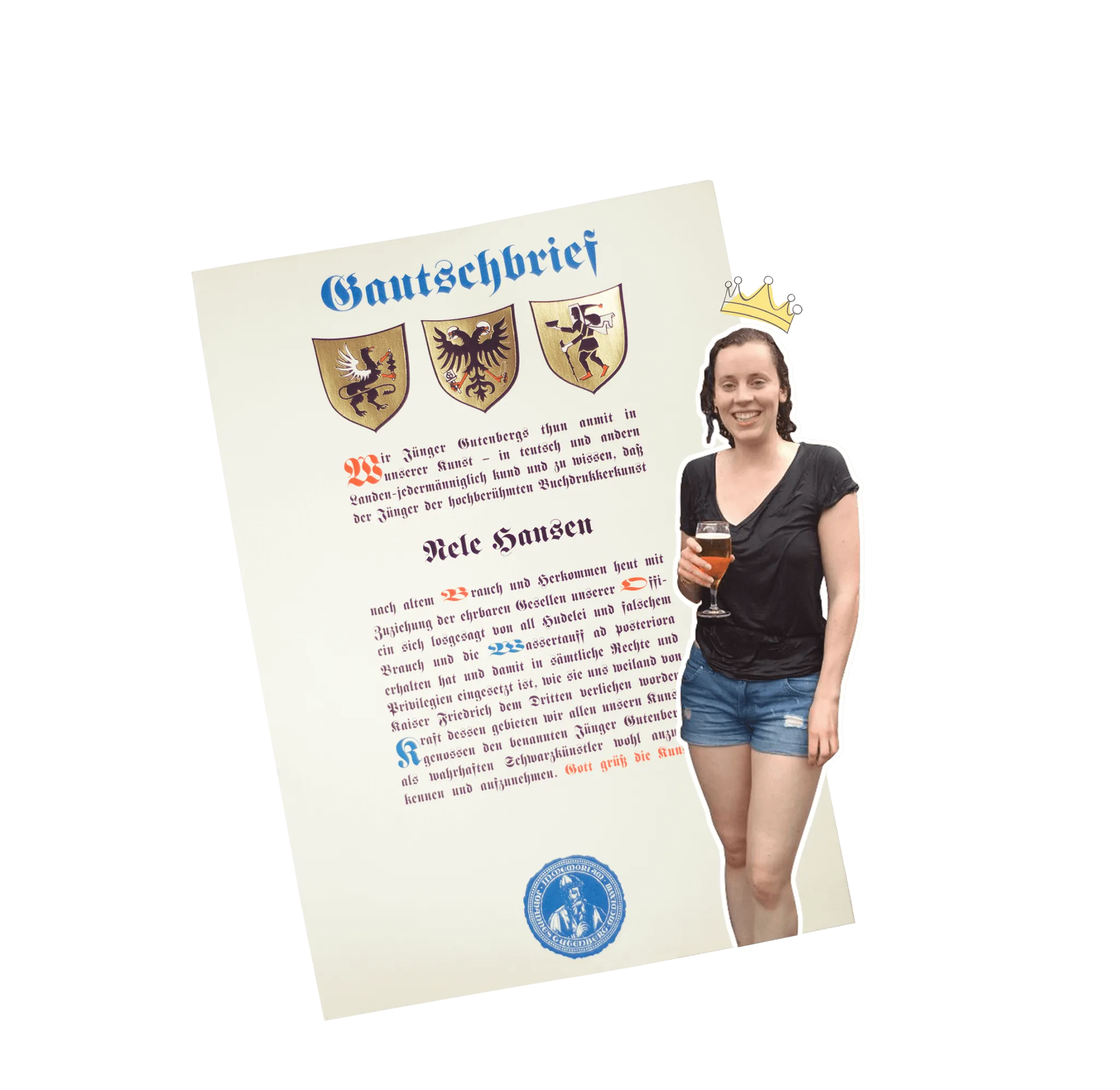 Eine freigestellte Fotomontage von einer durchnässten Nele vor ihrem Gautschbrief. Sie trägt eine gezeichnete Krone und hält ein Getränk in der Hand.