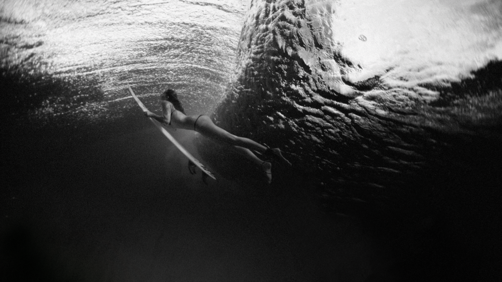 surfen tauchen schwarzweiß Ozean Meer Welle Surfbrett Frau