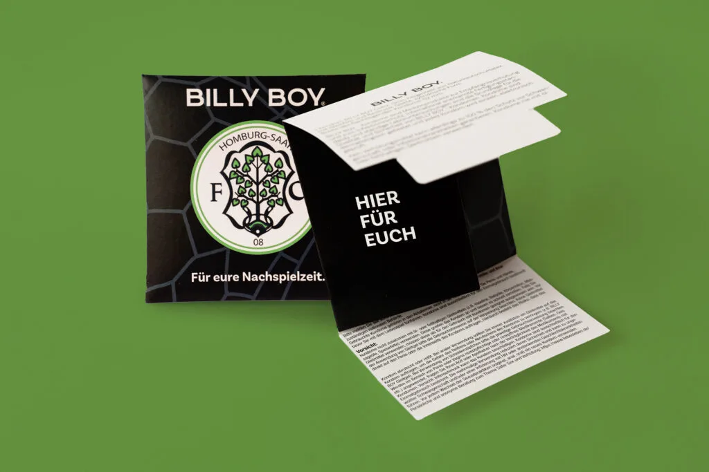 Ein Foto von einer Werbekondomverpackung, von vorne und innen.