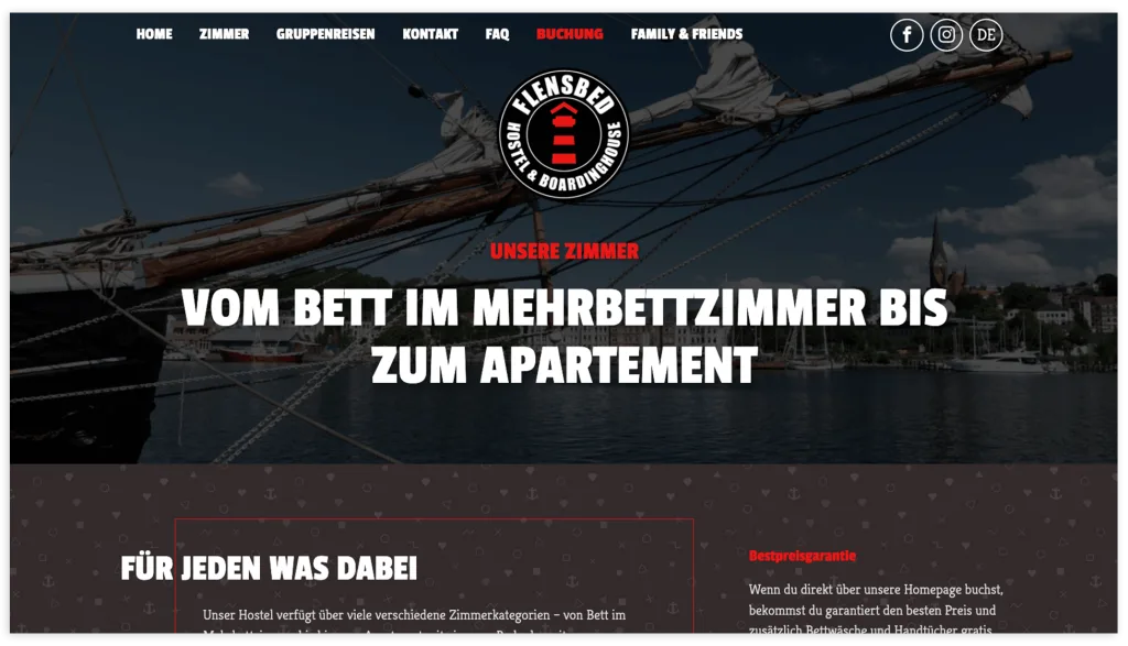Screenshot der Desktop Ansicht von Flensbed.de, Unsere Zimmer-Seite, Headerbereich: Coverbild mit Text-Overlay