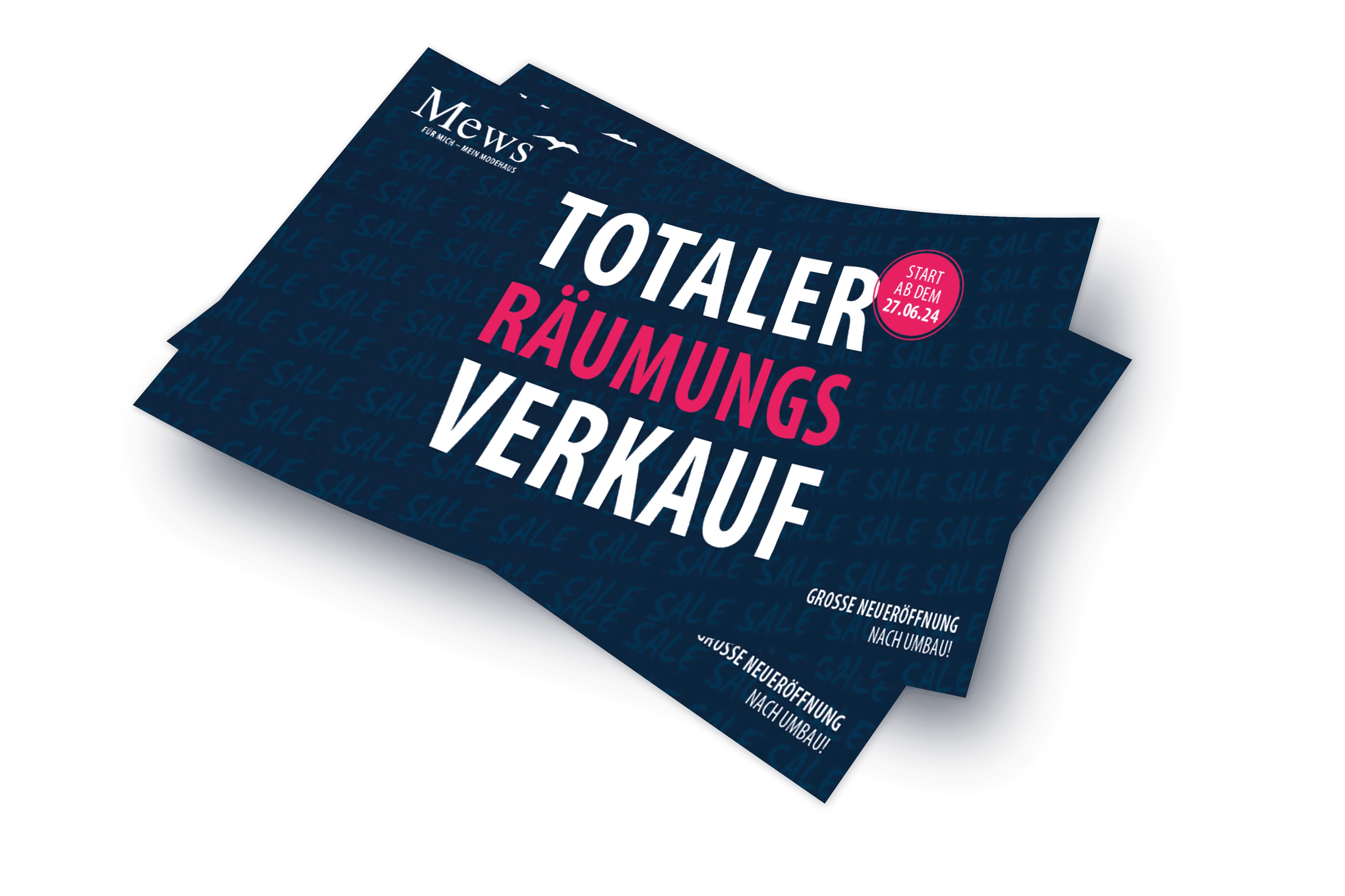 Postalische Werbung von Modehaus Mews für einen anstehenden totalen Räumungsverkauf. Weiß/pinke Schrift auf dunkelblauem Hintergrund.