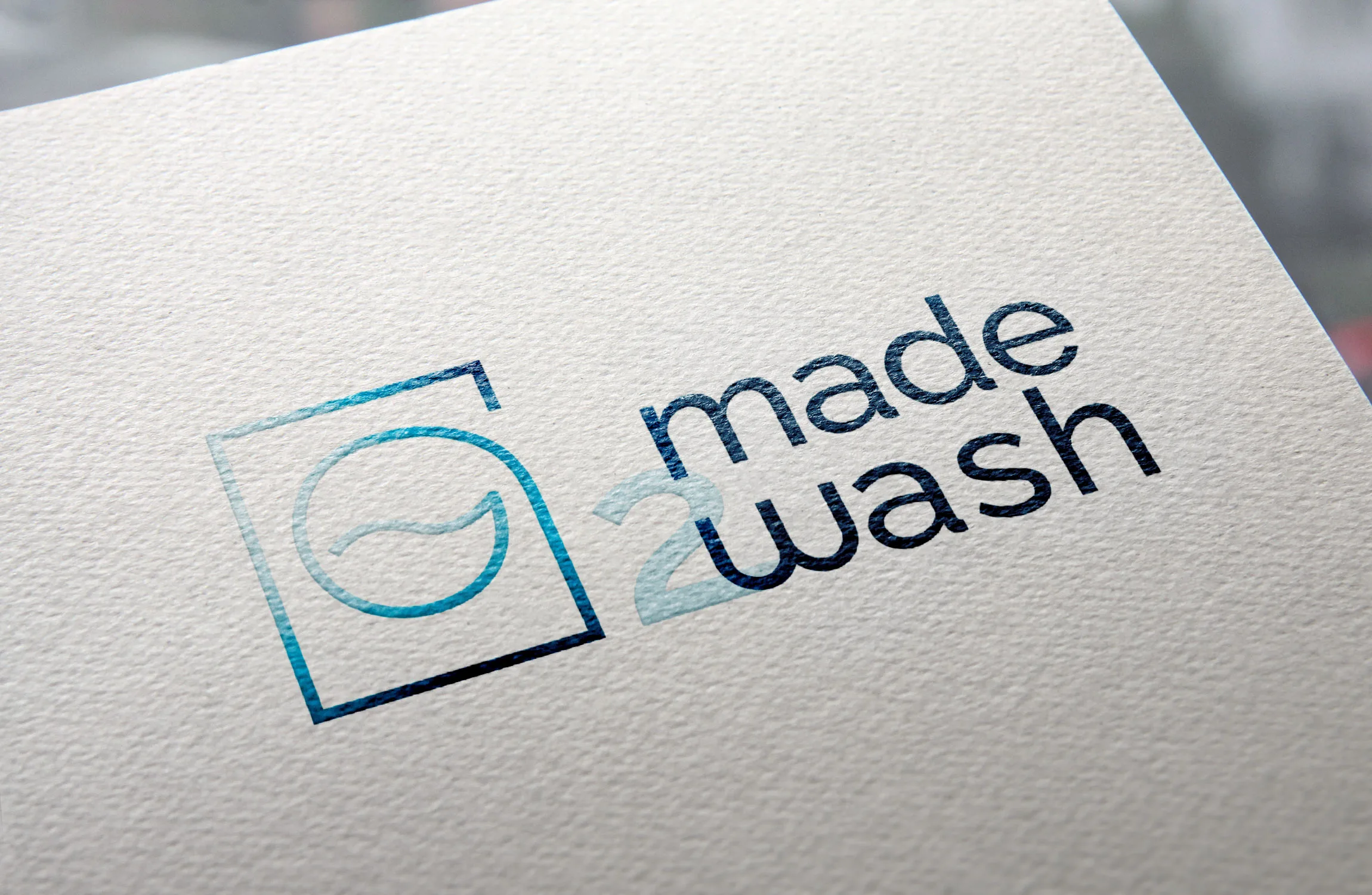 Nachaufnahme des Logos von made2wash, gedruckt auf hochwertigem Papier.